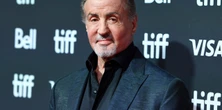 「自分で自分のスタントをやってはダメ」シルベスター・スタローン、自身の大怪我の経験から警鐘を鳴らす