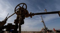 El petróleo cae hasta un 4,6%: la OPEP+ aumenta en 411.000 barriles diarios