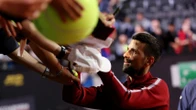 El gran susto de Djokovic: le golpean en la cabeza con una cantimplora mientras firmaba autógrafos