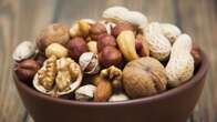 Ni nueces ni almendras: este es el fruto seco que más recomiendan los cardiólogos en España