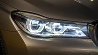 Truque para limpar os faróis do carro é mais fácil (e barato) que você imagina 