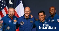Nasa unveils astronaut crew for Artemis III mission – video