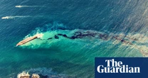 Trinidad and Tobago: overturned barge leaks oil into Caribbean Sea – video report