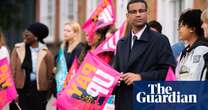 Teachers in England vote overwhelmingly to accept pay rise offer