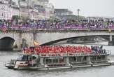 El equipo español pasea la bandera por el Río Sena: 