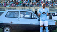 La presentación de Borja Iglesias con el Celta: llegada en un Seat Panda y la sorpresa con su abuela