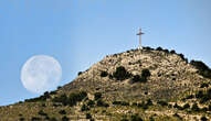 ¿Sabes qué sierra tienes que subir para ver una de las cruces más grandes de la provincia?