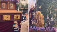 Una joven de Málaga demuestra la devoción por la Semana Santa con un niño pequeño: 