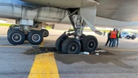 Płyta lotniska zapadła się pod Boeingiem 747. Musieli go wyciągać