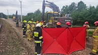 Remontowali tory. Pijany operator koparki najechał na pracownika