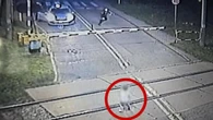 O krok od tragedii. Policjanci uratowali 6-latka z przejazdu kolejowego