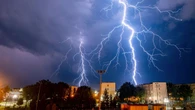 Gwałtowne burze nad Polską. Szaleje wiatr, padają drzewa