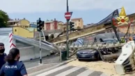 Na placu budowy runął ogromny świder. Zmiażdżył budynek i pojazdy [WIDEO]