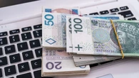 Kuszą obietnicą szybkich zysków. Tak oszuści podszyli się resort finansów