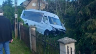 Wypadek szkolnego busa pod Olsztynem. Nagle zjechał z drogi