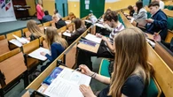 Brakuje chętnych do sprawdzania matur. Nauczycielom się to nie opłaca