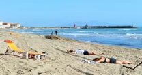 Prendere il sole dopo essere guariti dal Covid? "Si corrono gravissimi rischi": dai dermatologi il peggiore degli allarmi