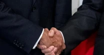 "Addio stretta di mano". Effetto Covid, lo studio sconcertante: non si torna più indietro