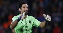 "Torni da eroe?". Buffon di nuovo a Parma, accolto con questo striscione: insulti dagli ultras | Guarda