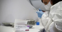 "Permeabilità capillare", svenimento e rischio morte: l'ultima reazione di AstraZeneca, la denuncia dell'Ema