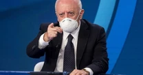"Non ci fidiamo più, ridimensionare Figliuolo". AstraZeneca, sceriffo De Luca scuote l'Italia: dal vaccino al commissario, è il caos