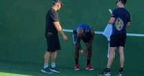 Nick Kyrgios piegato in due dal dolore: torna in campo e finisce subito in disgrazia | Video