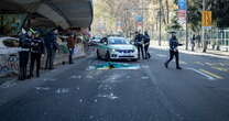 Il camion travolge mamma, nonna e due gemellini. Choc a Milano, morta 34enne. 