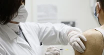 Astrazeneca ritira il vaccino anti-Covid dal mercato: le ragioni del passo indietro