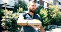 "Qua comando io, ti rompo la testa". Il rom fuori controllo, minacce al giornalista | Video