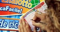 Vince al Supernalotto, vita rovinata. "Brucio tutto", raptus a Cesano Boscone