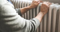 Hai mani e piedi sempre freddi? "Ecco cosa vuol dire": parla l'esperto