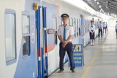 Không gian sang trọng, nhà vệ sinh rộng rải trên đoàn tàu vừa xuất phát ở ga Sài Gòn