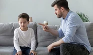 Cha mẹ quá nghiêm khắc với con cái có 12 dấu hiệu điển hình