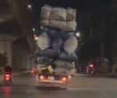 Tài xế ô tô chở hàng cồng kềnh cao 4,2 mét, vượt đèn đỏ ở Hà Nội