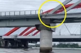Nam thanh niên khuyên ngăn kịp thời người phụ nữ có ý định nhảy cầu Bình Lợi