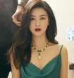 Mỹ nhân 8 năm nằm top đẹp nhất thế giới, giữ dáng thế nào mà visual "vượt" cả Chi Pu?