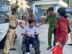 Gặp tai nạn trên đường đi thi, nam sinh được CSGT hỗ trợ khẩn cấp