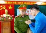 Trao Huy hiệu “Tuổi trẻ dũng cảm” cho thượng úy công an cứu người trong lũ dữ
