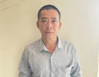 Dùng nồi nước lẩu đang sôi để "trút giận"