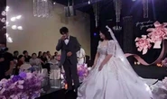 Chú rể òa khóc khi thấy người mẹ đã mất “hồi sinh” ngay trong đám cưới