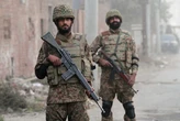 Khủng bố ở Pakistan: Đoàn xe chở lính vướng bom dọc đường, thương vong lớn