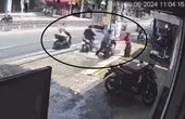 Đuổi đánh cô gái trẻ trên đường, nam thanh niên bị tấn công bằng dao, gục tại chỗ