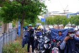 TPHCM bất chợt "mưa vàng", nhiều người bị té ngã vì đường trơn
