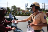 Giữa cái nắng rát da thịt, hành động cực đẹp của CSGT khiến người dân mát lòng