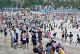 Du khách đổ ra biển Nha Trang trải nghiệm cảnh tượng chỉ có trên tivi