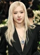 Ai là người chọn cho Rosé BLACKPINK kiểu tóc ướt gây tranh cãi ở Met Gala?