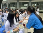 Giấu thầy hiệu trưởng, học sinh tạo bất ngờ cho cả trường
