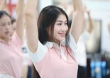 Thí sinh Hoa hậu Việt Nam khoe eo thon trên sàn tập