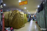 Chợ Đồng Xuân, Hàng Da bỗng dưng "đóng băng" giữa hè: Nỗi lo lớn hơn cả hàng hóa ế ẩm