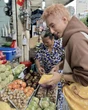 Sơn Tùng đi chợ Bến Thành, nhét xoài, măng cụt vào túi 300 triệu đồng